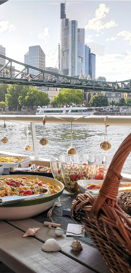Eventmanagement – Buffet vor Frankfurter Skyline